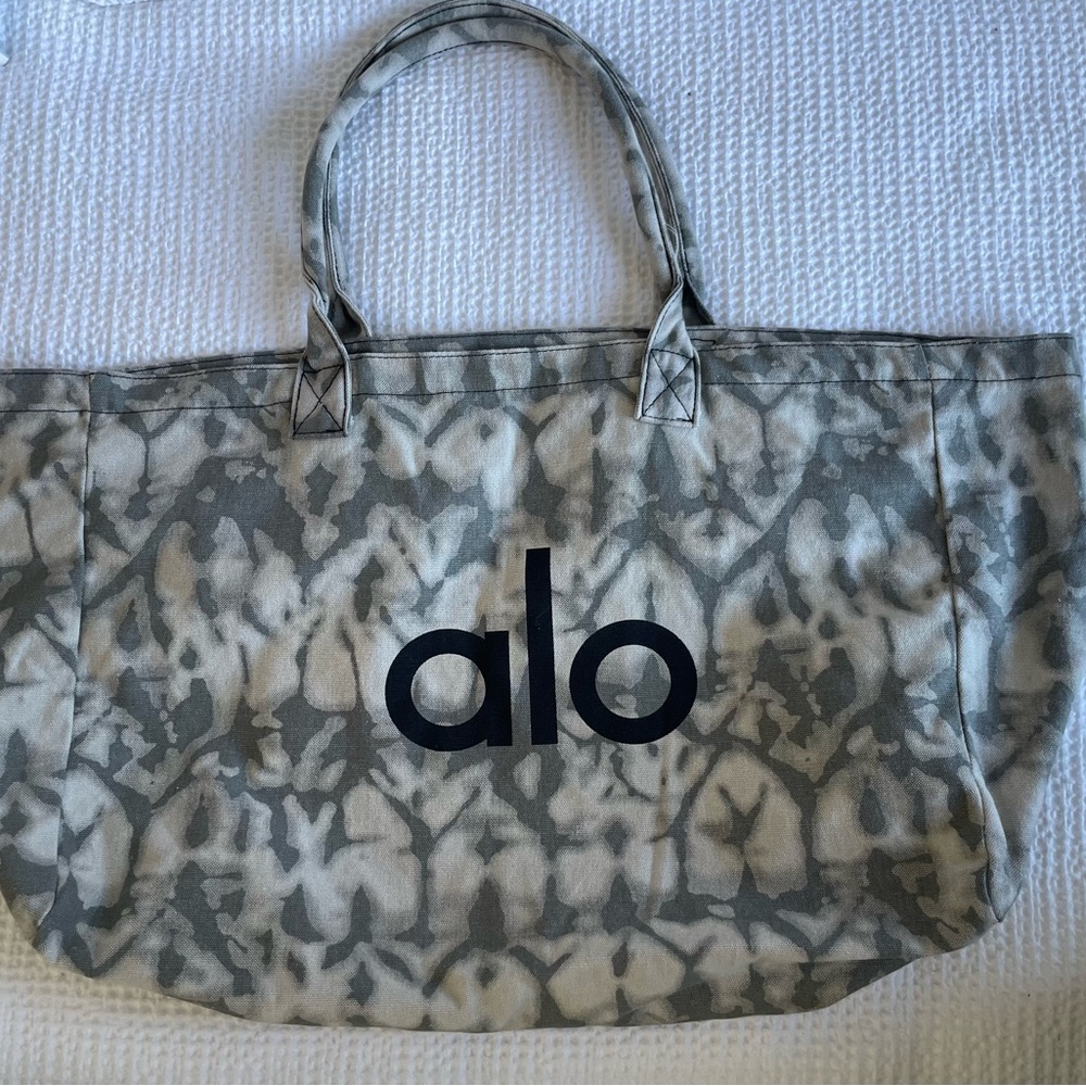 ALO Yoga Tie-Dye Gray Tote Bag - Picture 5 of 6